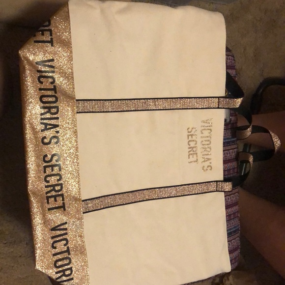 Victoria Secret - Picture 1 of 3